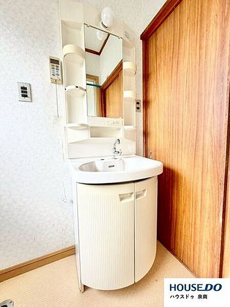 スッキリとしたスタイルの収納可能な洗面台です。