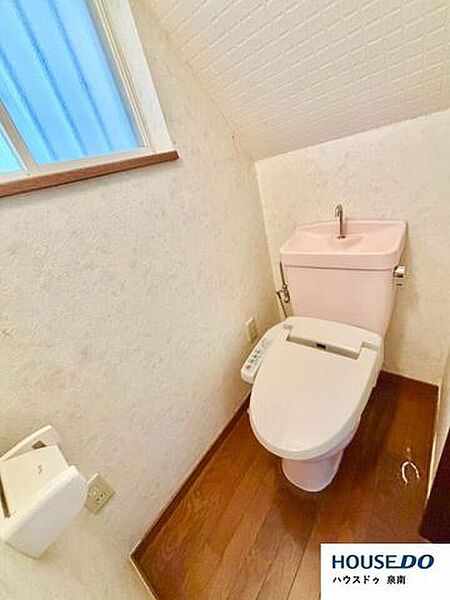 1階トイレ。ウォシュレット機能付きトイレです。