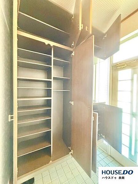 収納豊富な玄関は大家族の方でも安心ですね♪玄関がスッキリとお使いいただけます♪また、来客時にも玄関が散らからず大活躍♪