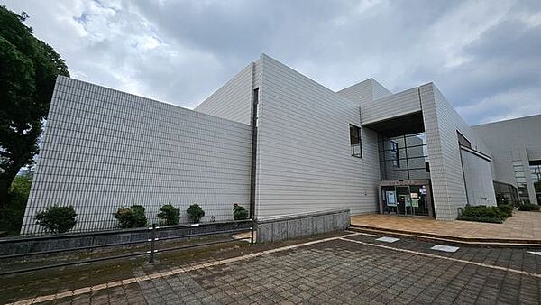 泉南市立図書館 300m