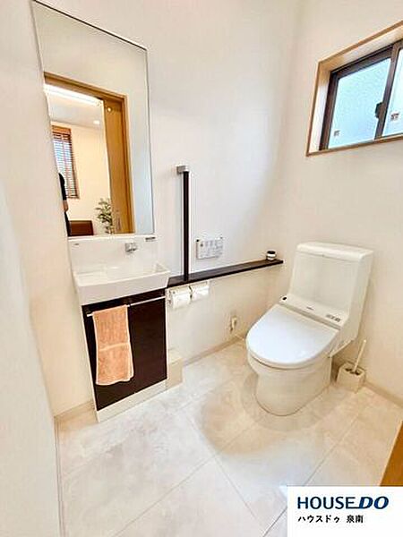 温水洗浄便座付きのトイレです。汚れてもサッとひと拭きでお手入れ簡単。節水仕様でしっかり洗浄できます。環境にやさしく、しかも経済的です。