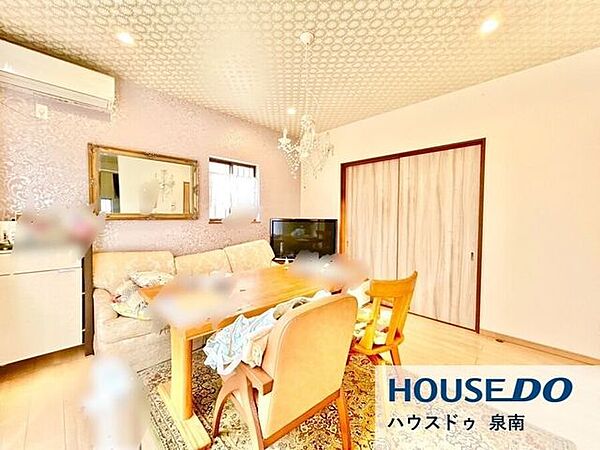 窓から差し込むきもちいい光と風。おしゃべり、映画鑑賞、本を読んだりとLDKはみんながついつい集まりたくなる場所になります！