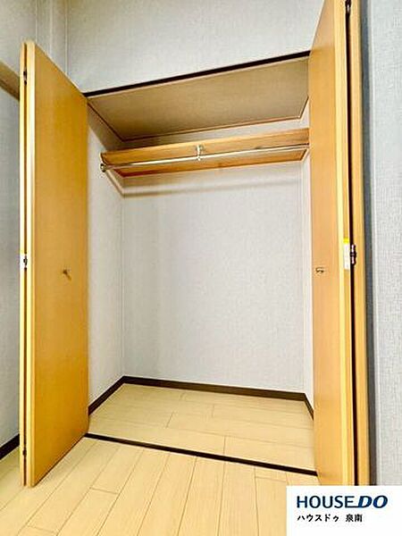 クローゼットには季節ごとに衣類を分けて収納できます♪