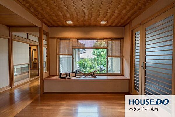 窓付きで明るい階段！日中は電気いらずで安全に昇り降りできます♪