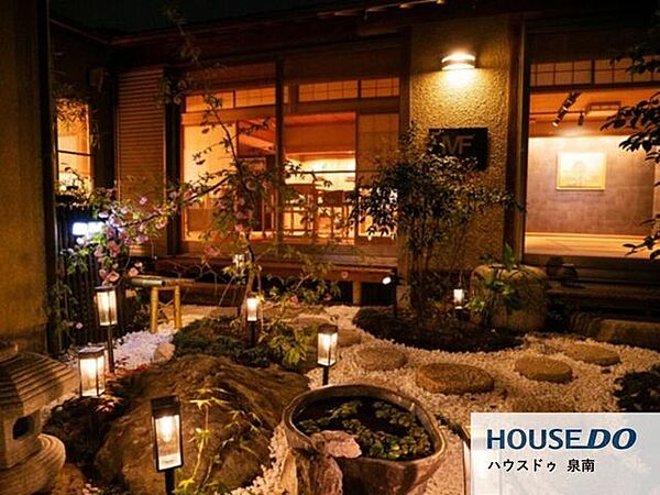 灯りに照らされた植栽と白砂利が、趣ある夜の庭を演出♪ 室内からこぼれる柔らかな光とともに、昼間とはひと味違う和の風情を楽しめます。