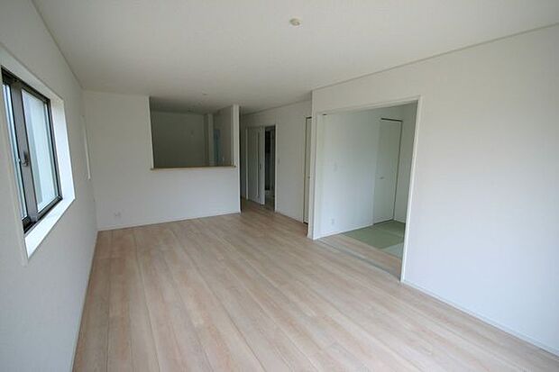 白を基調としたリビング・ダイニングで広く感じますね。実際和室ともつながり、十分な広さがあります。