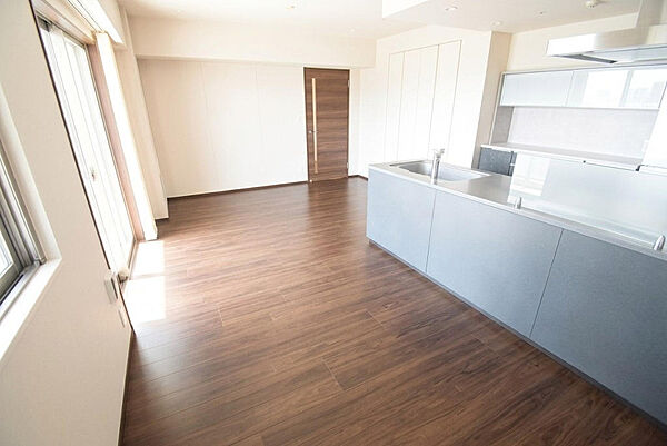 ※現在居住中、家具をAIにより消去した写真になります。