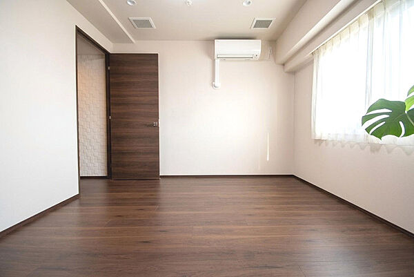 ※現在居住中、家具をAIにより消去した写真になります。
