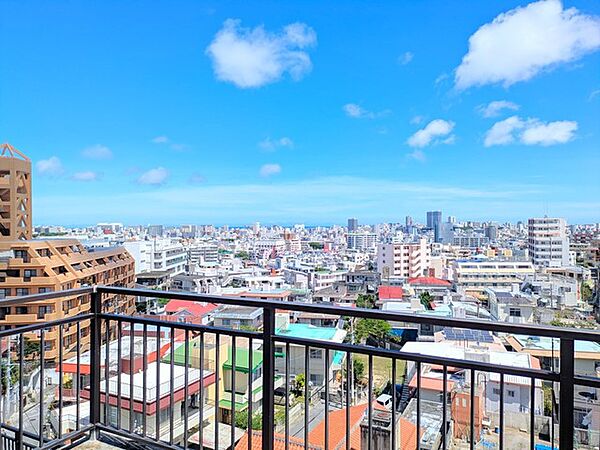 【洋室4.3帖からの眺望】遠くに海が見えます