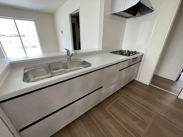 モダンなカウンターキッチンはリビングにいるご家族と対面してお料理ができます!