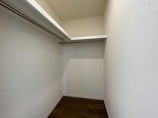 ウォークインクローゼットで収納も見栄えよく綺麗に行えます♪