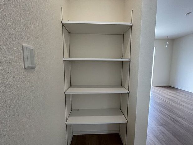 食材や調味料などを収納できるパントリーがあるので食材の買いだめもできます!