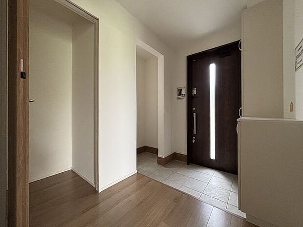 玄関横に物置スペースあり