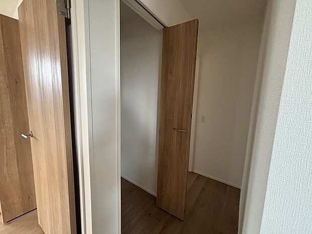 二階廊下の収納