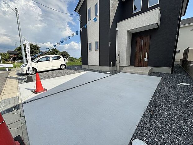 砂利部分を合わせると4台ほど駐車できます