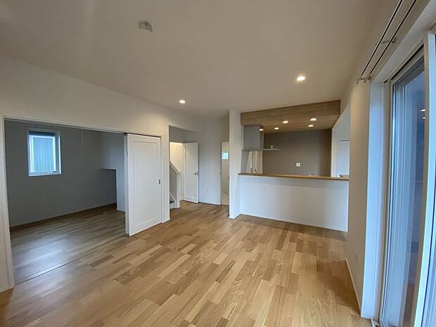 LDKは19.5帖と解放感があります。ウッドデッキや1階部分の洋室へ移動ができ、生活の幅も広がりそうです!