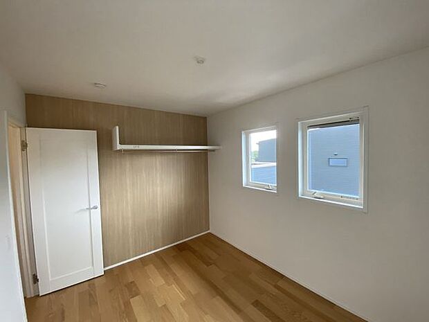 こちらの洋室も6帖となっています。窓が多いので採光も十分です!