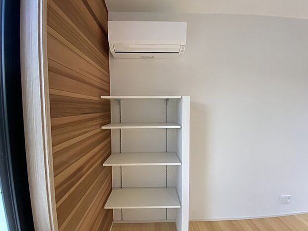 収納もあるのでちょっとした小物や備蓄などを収納することができます。