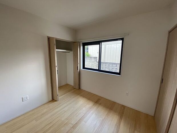 こちらも4.8帖の洋室です。リビングの隣に面しているので、子供部屋としても利用できそうです！