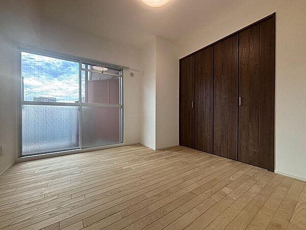 お子様部屋やテレワークルームとしてご活用いただける居室はレイアウトがしやすいようにきれいな形。生活様式に合わせてベットや仕事机などをお好みで♪