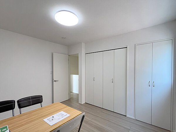 「主寝室に収納完備」余計な家具を置かず、広々としたリラックス空間を。お部屋をスッキリと保てます。