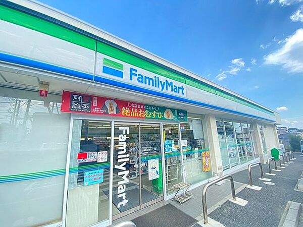 ファミリーマート 東浦和三丁目店 720m