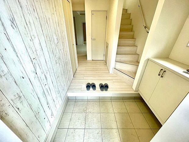 【Entrance】明るく清潔感のある玄関が、毎日の帰宅を心地よく迎えてくれます。