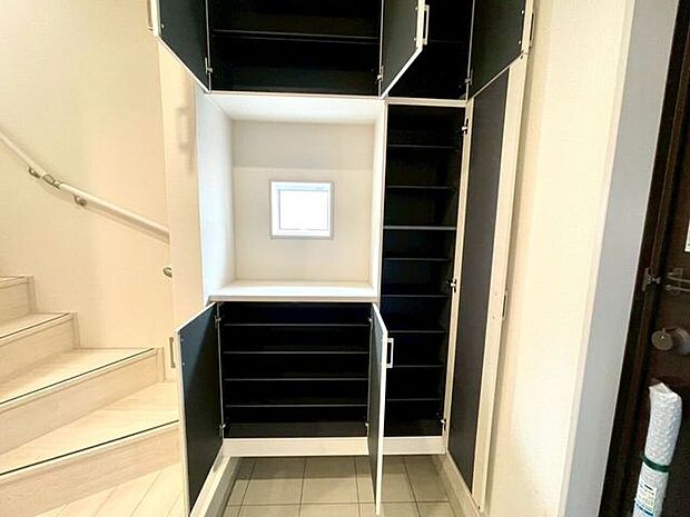 【Entrance】大容量のシューズボックス、小窓も有り換気良好