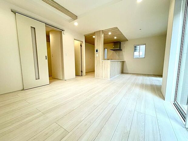 【Living】広さと明るさにこだわったリビング。家族とのコミュニケーションが弾む空間です。