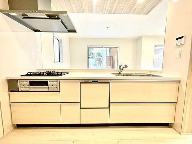 【kitchen】広めのキッチンは料理のしやすさを追求した設計。収納も豊富で作業がしやすい空間です。