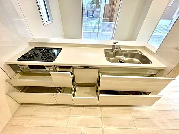 【kitchen】効率よく使える広々キッチン。収納力も高く、料理の時間がスムーズに。