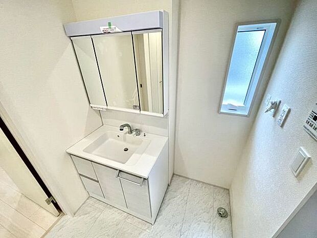 【Washroom】すっきりとしたデザインで、毎日の生活が快適に。収納も豊富な洗面所です。