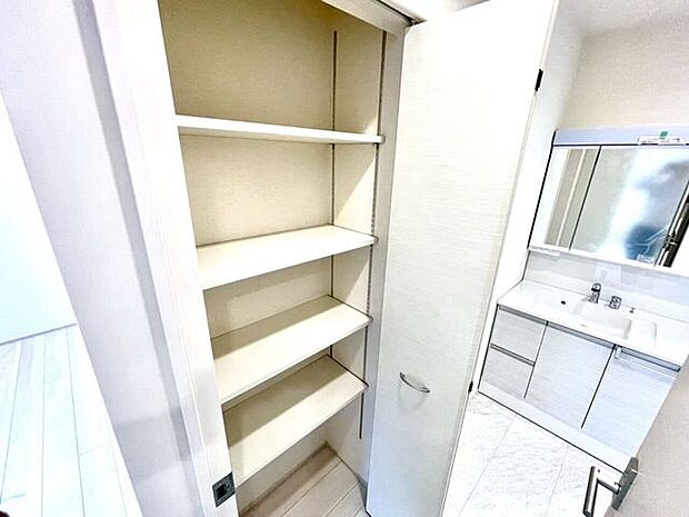 【Washroom】洗面所横の収納スペース