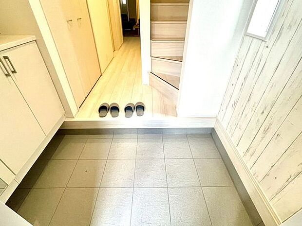 【Entrance】明るく清潔感のある玄関が、毎日の帰宅を心地よく迎えてくれます。