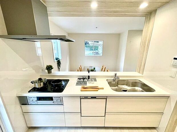 【kitchen】広めのキッチンは料理のしやすさを追求した設計。収納も豊富で作業がしやすい空間です。