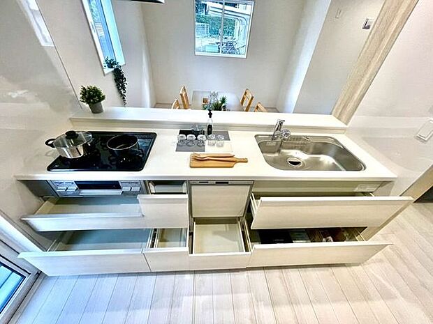 【kitchen】効率よく使える広々キッチン。収納力も高く、料理の時間がスムーズに。