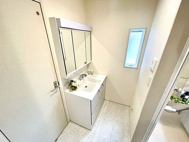 【Washroom】すっきりとしたデザインで、毎日の生活が快適に。収納も豊富な洗面所です。