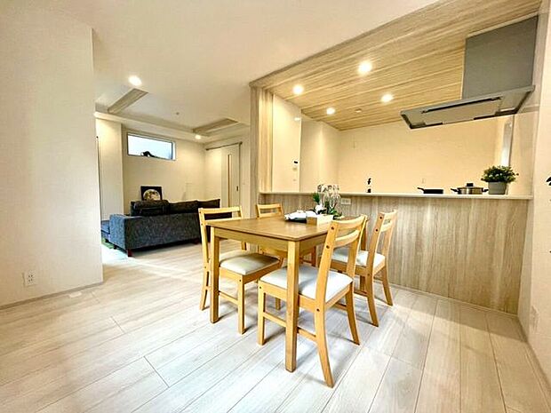 【Dining Room】木目が美しいダイニング、家族との日々のお食事に楽しいひと時を♪