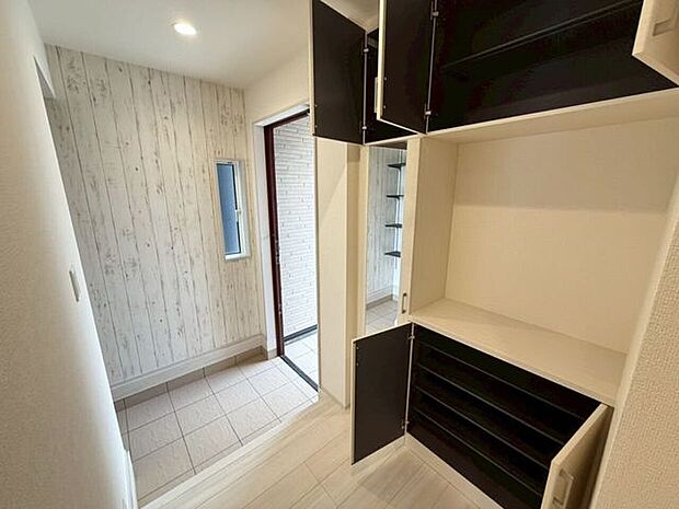 【Entrance】大容量ショーズボックスで大家族やこれからお子さんが増える家庭にも対応！