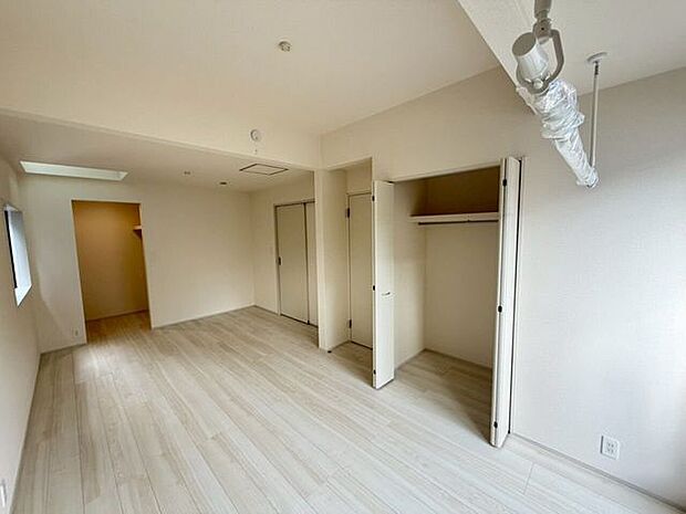 【Bed Room】10.5帖と広い部屋だが将来的にお子さんが増えた時に仕切りを入れて使えます！