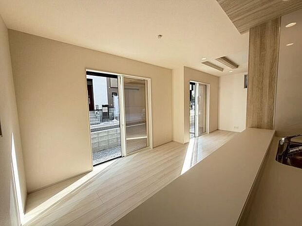 【Dining・Kitchen】昔ながらのキャビネットは無くして開放的に料理中でもLDKが見渡せてお子さんがいても安心♪