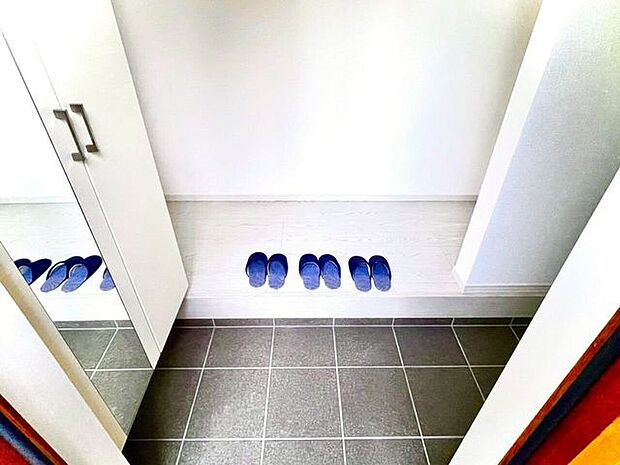 【Entrance】明るく清潔感のある玄関が、毎日の帰宅を心地よく迎えてくれます。