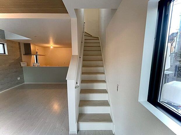 リビングに階段が有り、家族と顔を合わせる時間が増えて会話も弾む動線、家族団らんを考えて設計。