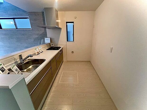 【Kitchen】キッチンに窓があるから換気もスムーズ。光が差し込む明るいキッチンです。