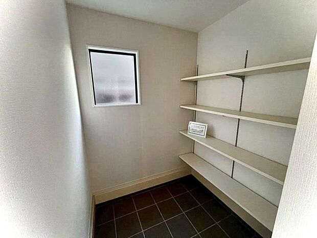 玄関横のシューズインクローゼット、季節もの靴はもちろん、アウトドア用品などもスッキリ収納可能です。