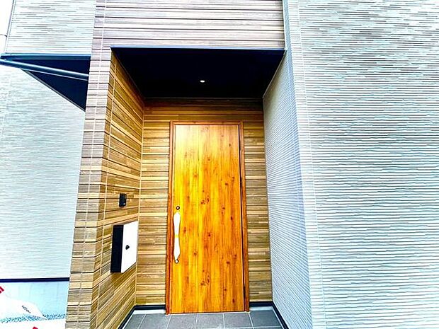 奥行ある玄関ドア、雨の日は雨を防ぎ、風の日は風を防ぐ、奥行きがあることにより玄関ドアや外壁の劣化を防ぎます。