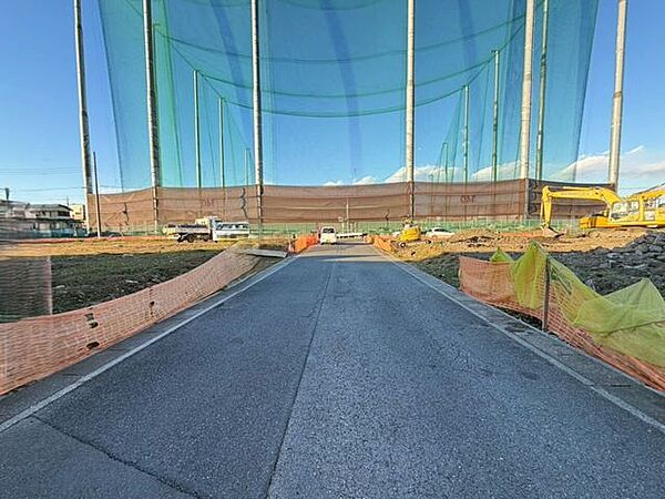 この両脇に開発道路の予定です！道路幅員6ｍで駐車も無理なくできます！