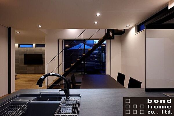 【design plan】b-smart＋　建物坪単価/￥726、000～(税込)標準仕様に加え、鉄骨階段、リビングテラス、またはルーフバルコニーがつき標準設備もグレードアップし家事も時短可能シリーズ