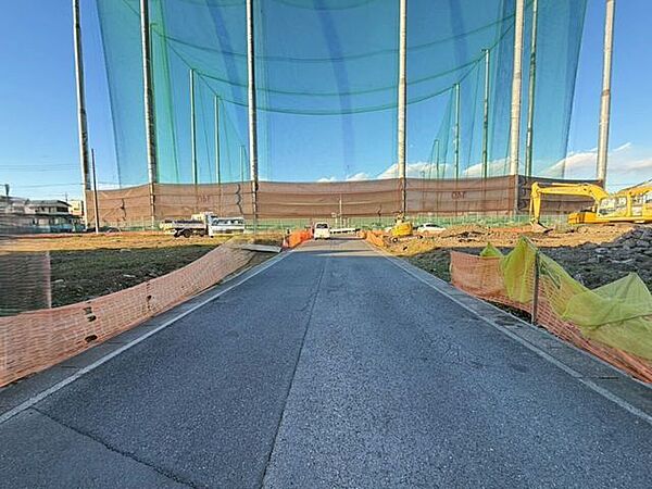 この両脇に開発道路の予定です！道路幅員6ｍで駐車も無理なくできます！