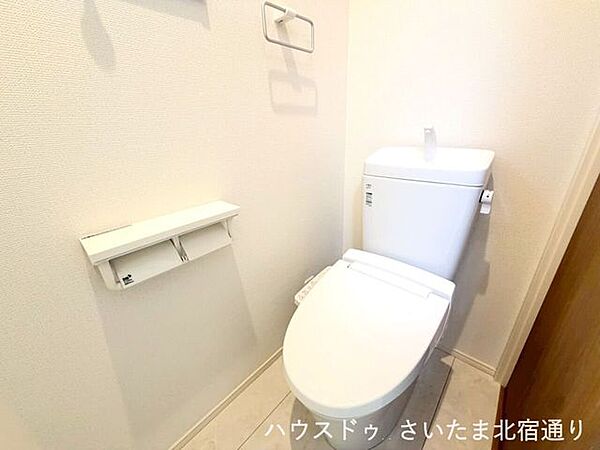 【トイレ】快適で清潔に保ちやすい、温水洗浄機能付きシャワートイレを採用。毎日気持ちよくお使いいただけます。